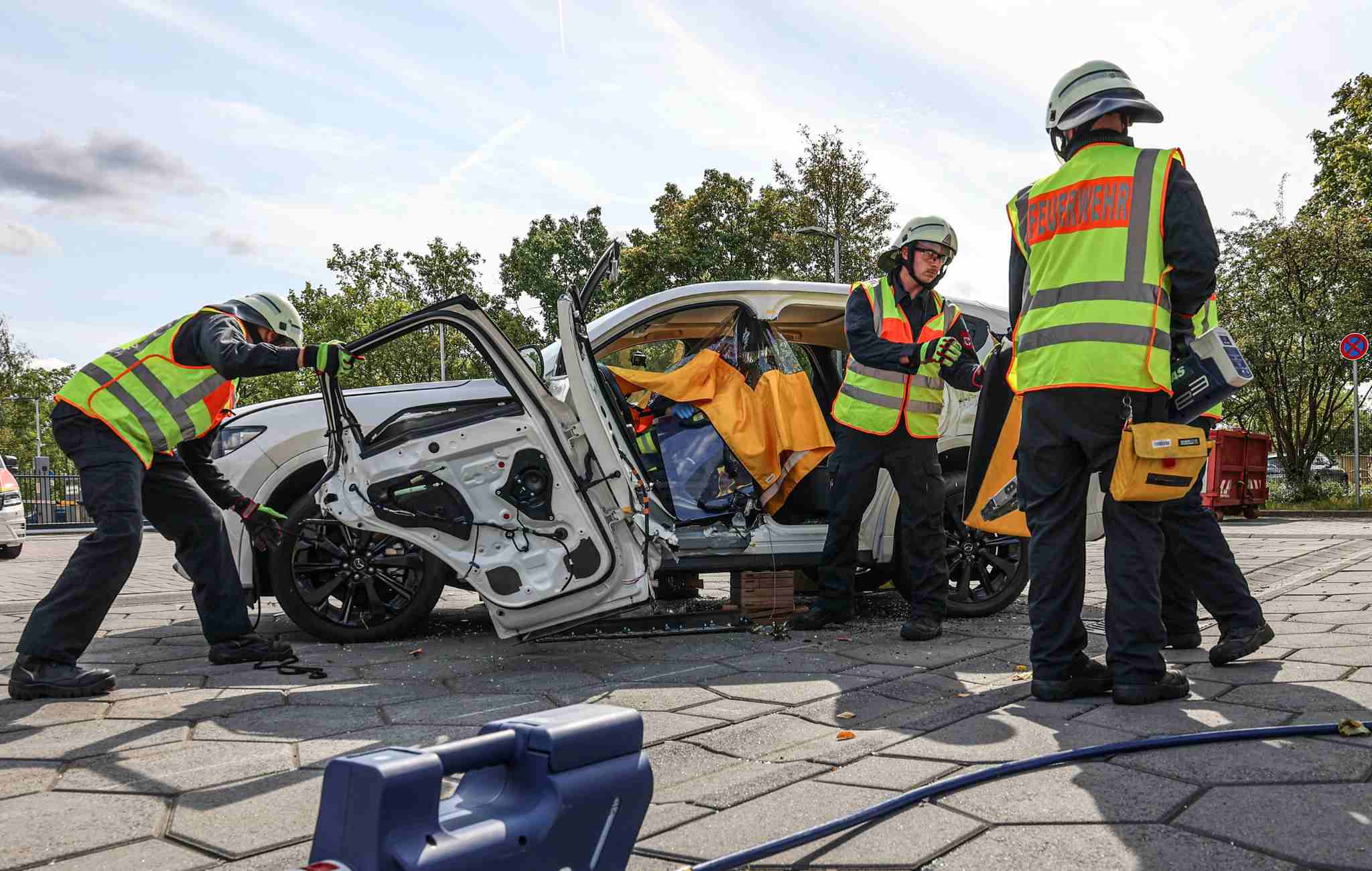 Udzielenie pomocy pasażerom samochodu elektrycznego po wypadku wymaga odpowiedniej wiedzy. Fot. Mazda