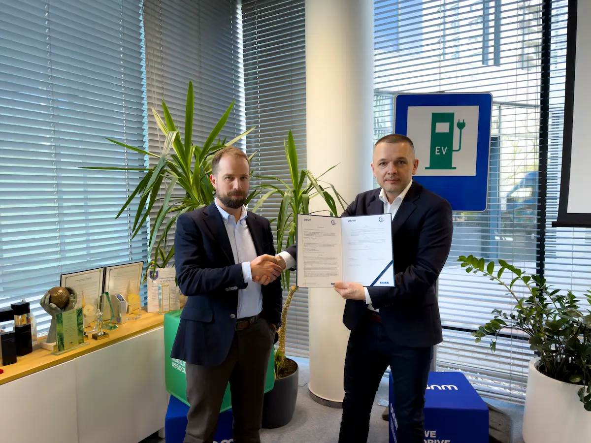 Od lewej: Maciej Mazur (PSNM) i Dariusz Wołoszka (INFO-EKSPERT) podczas podpisania listu intencyjnego