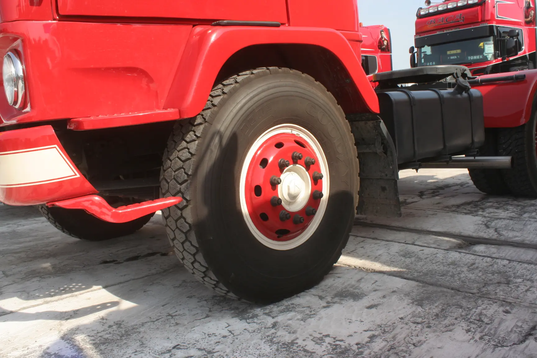 Oldtimer poruszający się po drogach publicznych powinien jeździć na dobrych oponach