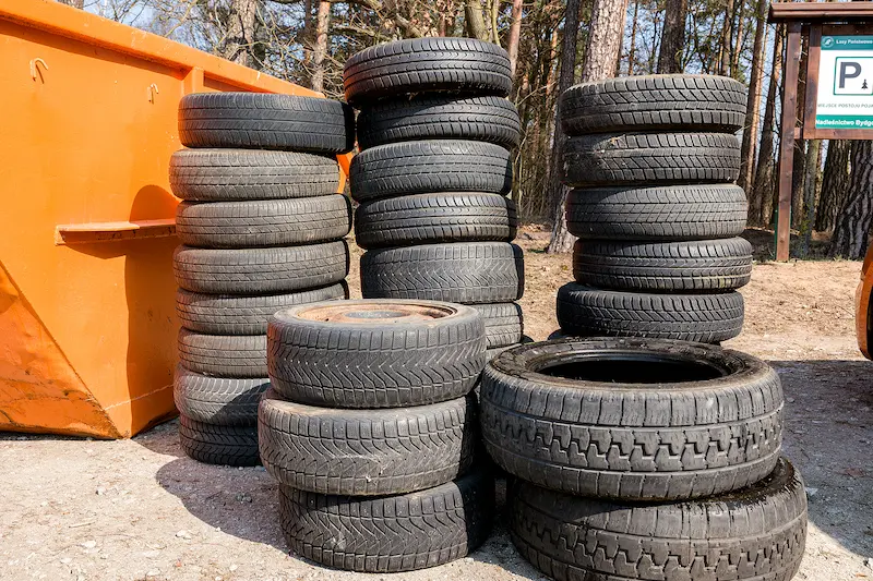 Zużyte opony wciąż trafiają na tereny zielone – choć świadomość ekologiczna Polaków rośnie