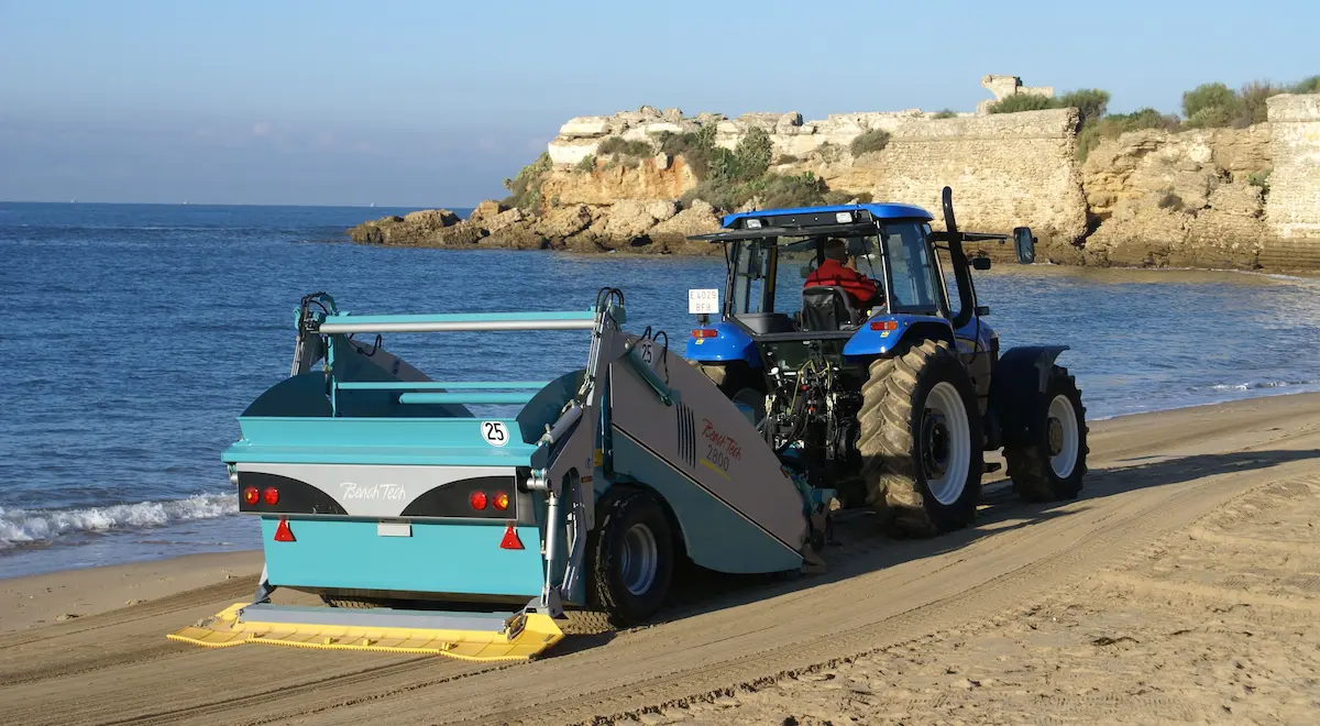 Doczepne plażowe przesiewacze mogą być ciągnięte przez traktor
