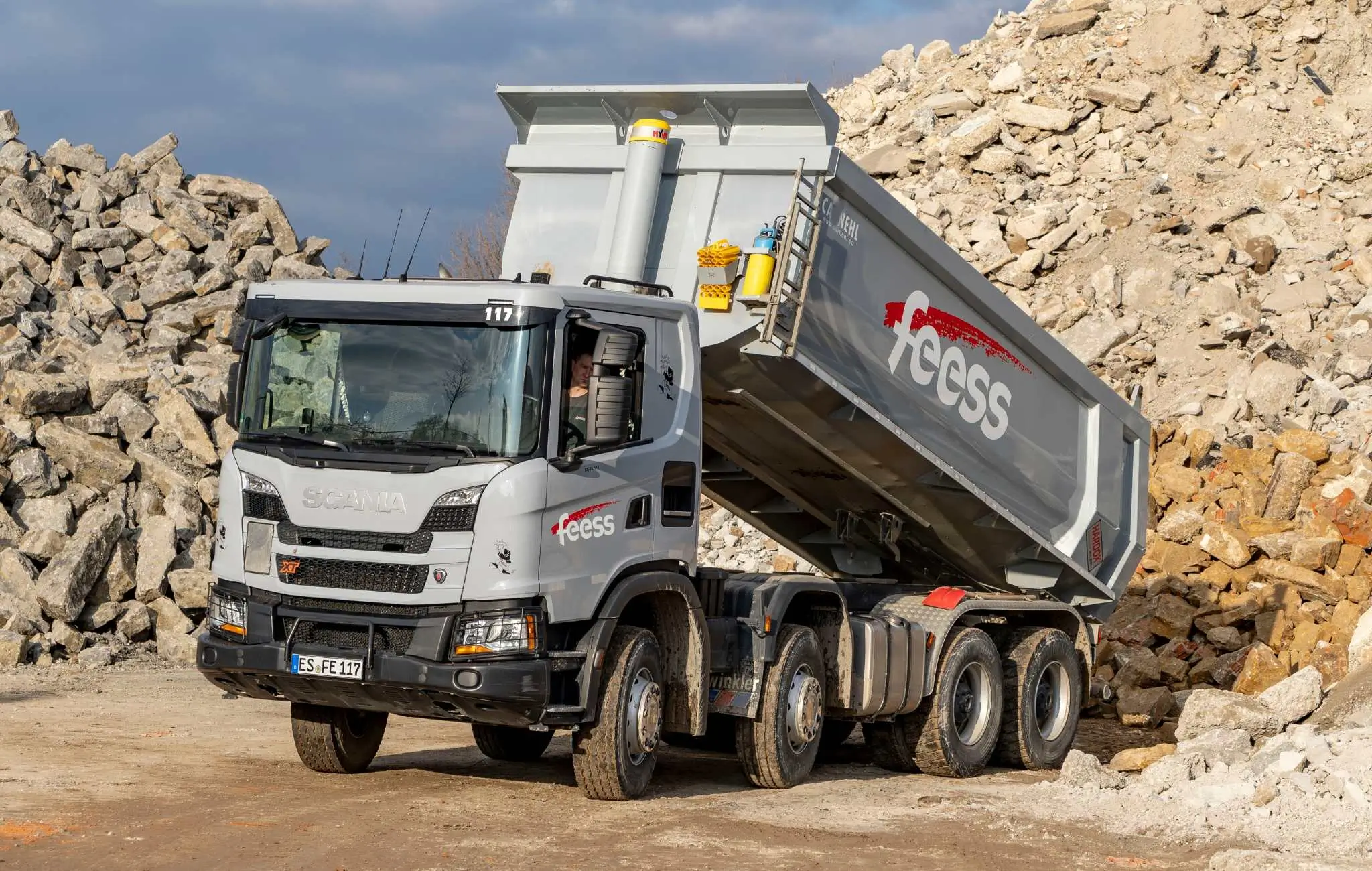 Wywrotka 8x4 pracuje w lekkich warunkach i nie potrzebuje agresywnego bieżnika na pierwszych dwóch osiach. Fot. Scania