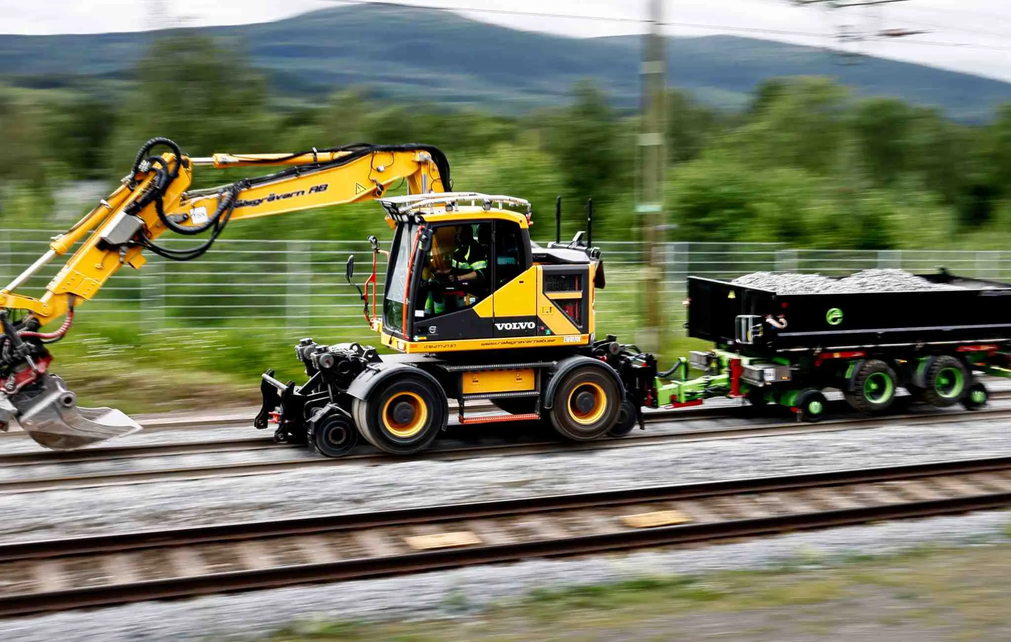 Opony w tej koparce służą, aby dojechać do torowiska – po szynach ciągnie ją układ hydrauliczny. Fot. Swecon