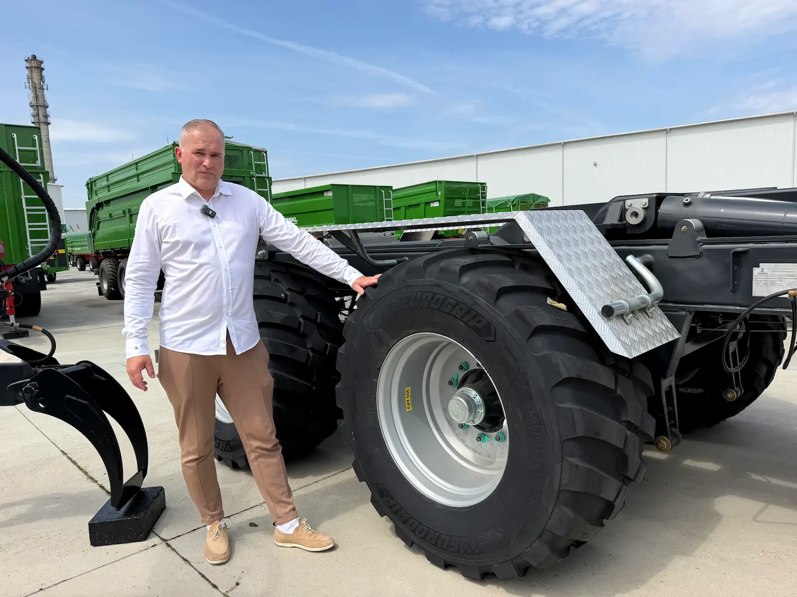 Piotr Jasiuk z firmy Pronar prezentuje opony marki TVS Eurogrip. Fot. Opony.Media