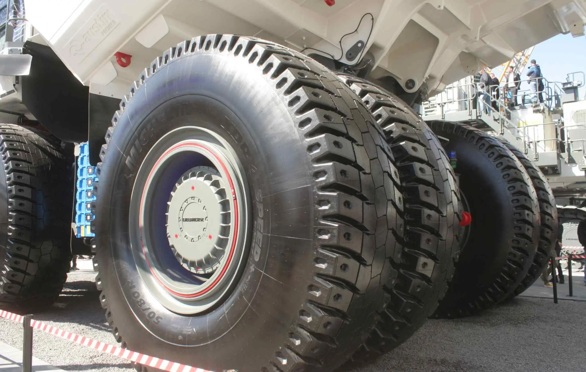 Najbardziej obleganym sprzętem na targach Bauma było wozidło Liebherr na oponach Michelin