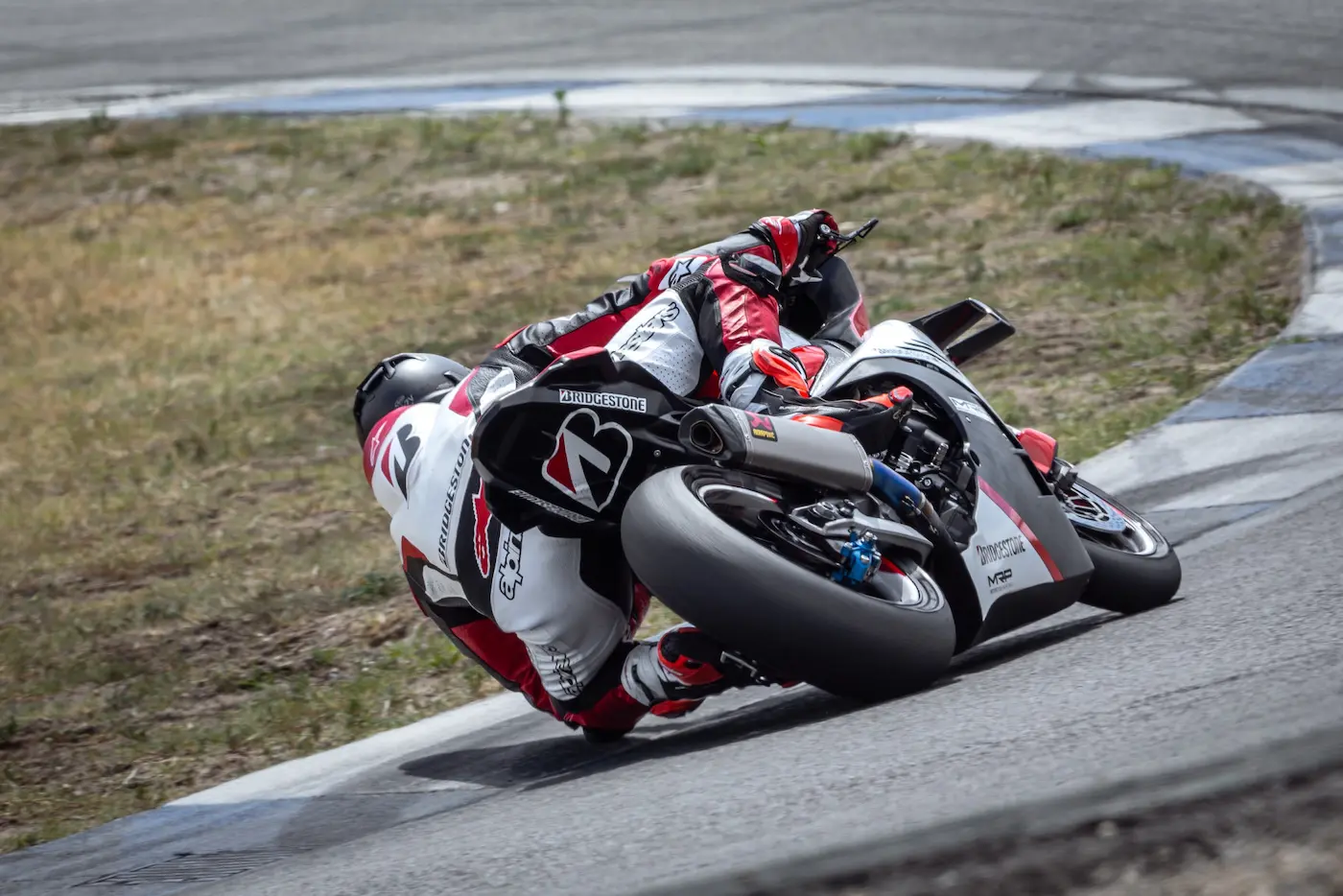 RACING BATTLAX V03 wykorzystuje technologie rozwijane w najwyższych klasach motorsportu. Fot. Bridgestone