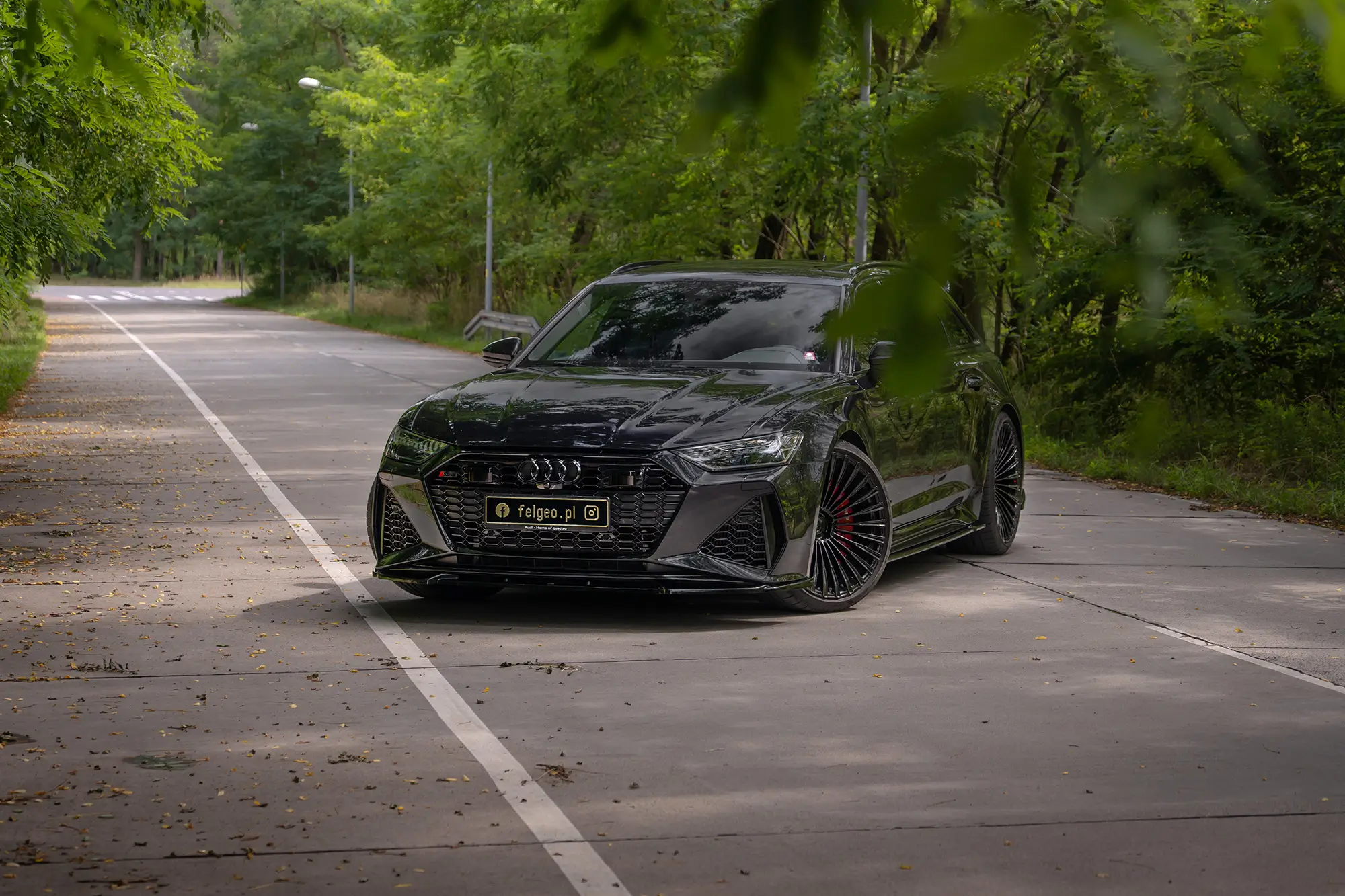 Audi RS6 na felgach kutych Seventy9 MF.1 w wykończeniu Black Glossy