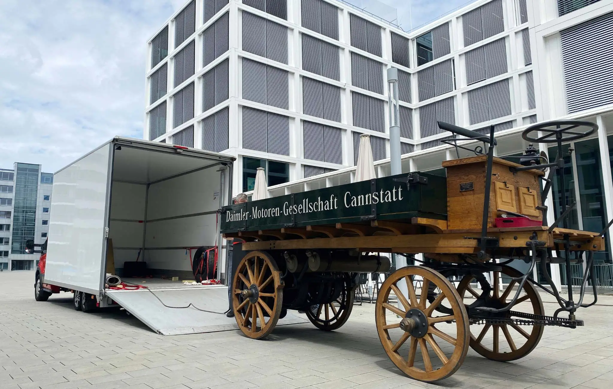 Chociaż to replika, to jednak bezcenna dla historii marki Daimler