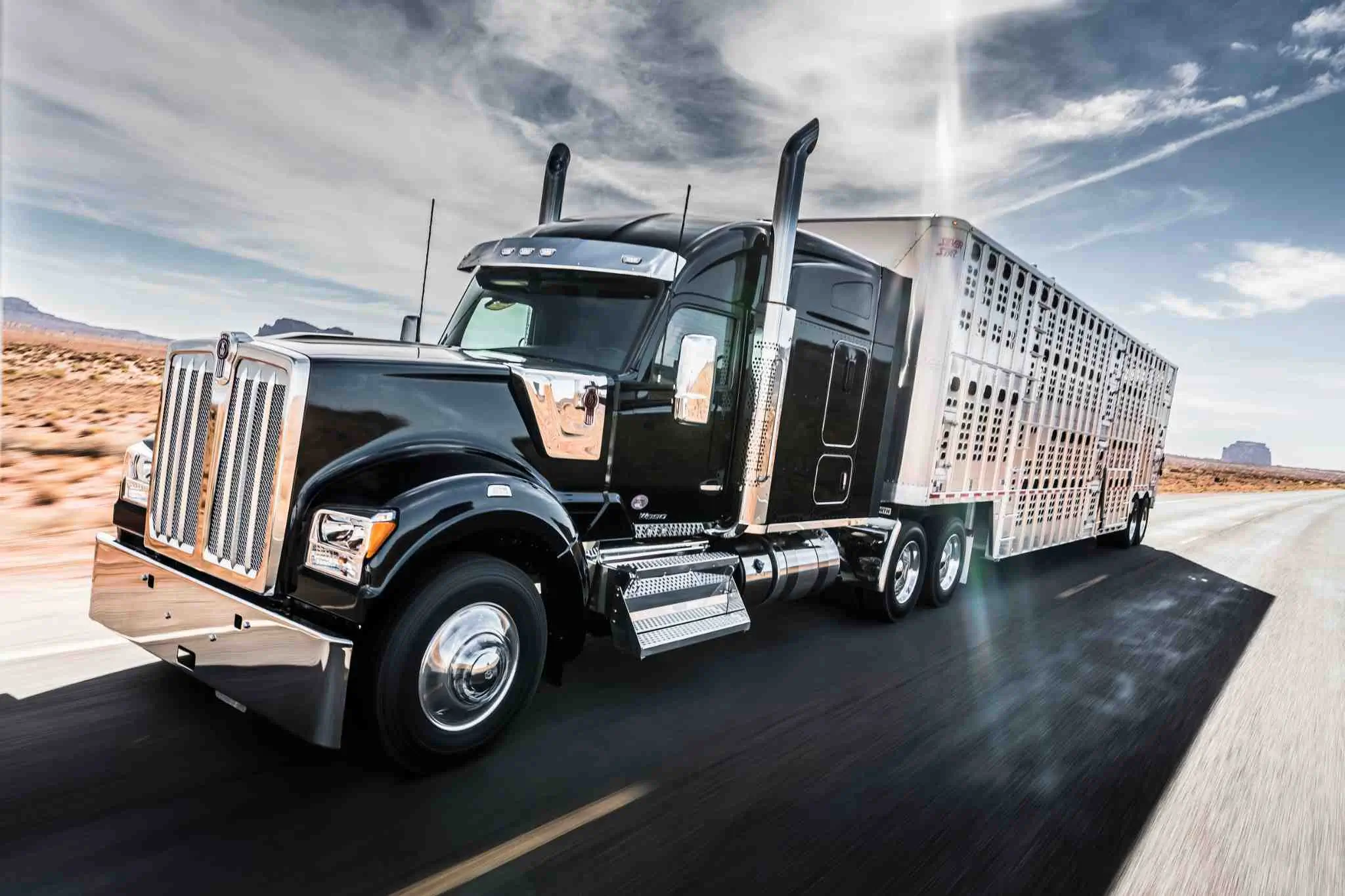 Opony super single to coś za coś – to duże oszczędności, ale za cenę tej samej ładowności. Fot. Kenworth