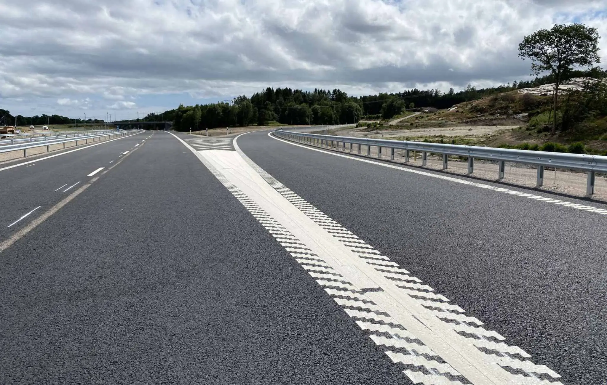 Włókna polimerowe z opon są doskonałym surowcem do budowy nawierzchni asfaltowych. Fot. Svevia