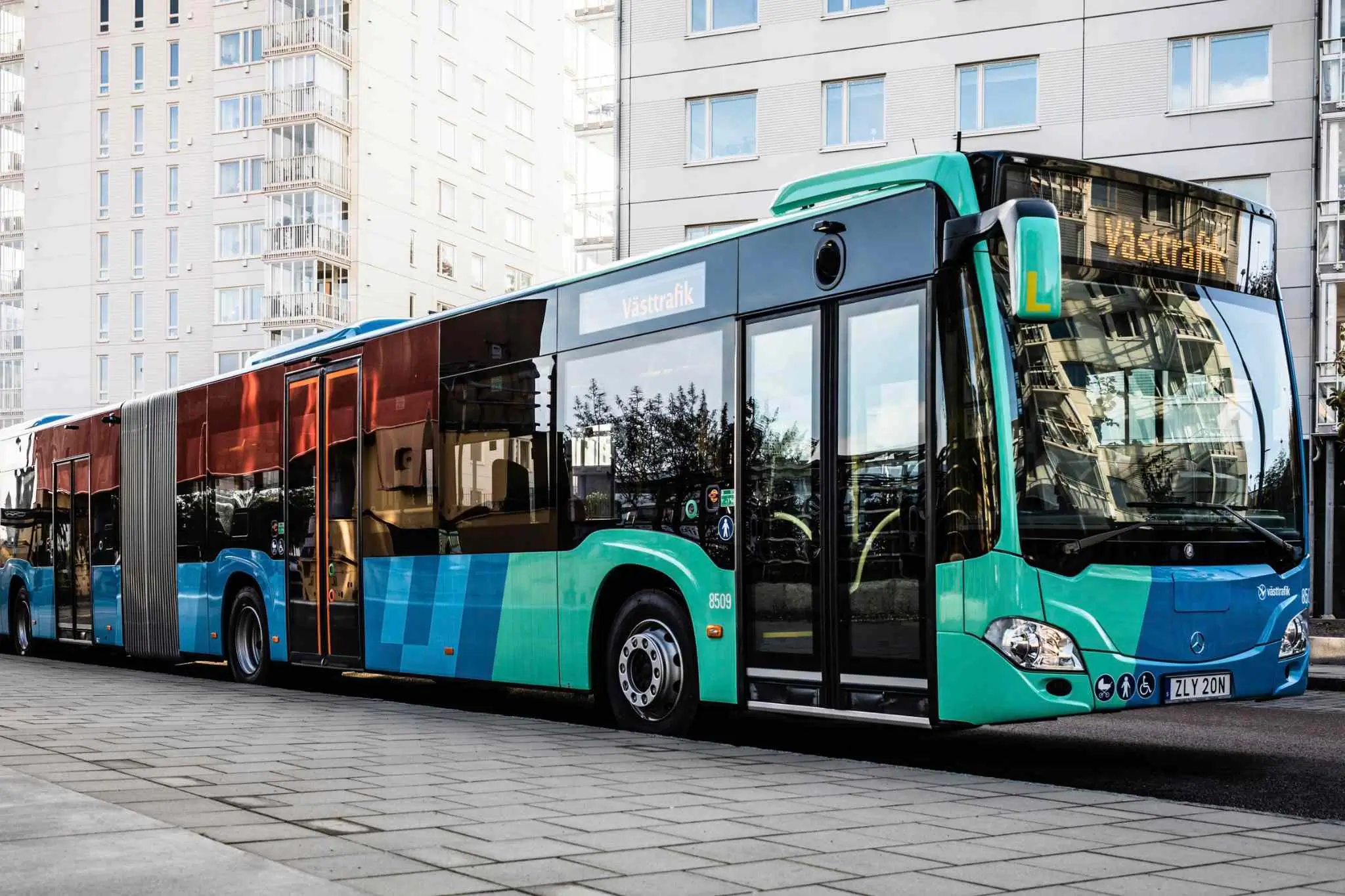 Wielkie miasta potrzebują wielkich autobusów miejskich na dużej liczbie opon. Fot. Mercedes