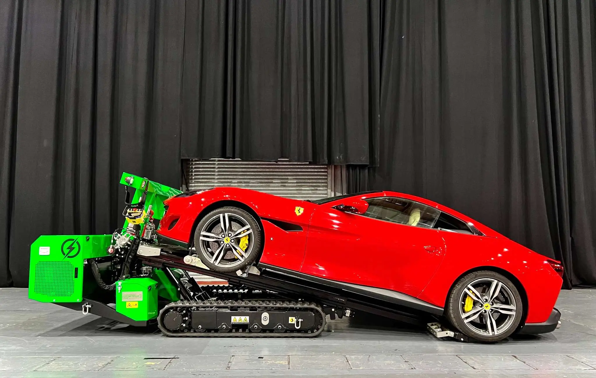 Gdzie autolaweta nie wjedzie, tam Tow Track sobie poradzi. Fot. Tracked Machines Italia s.r.l.