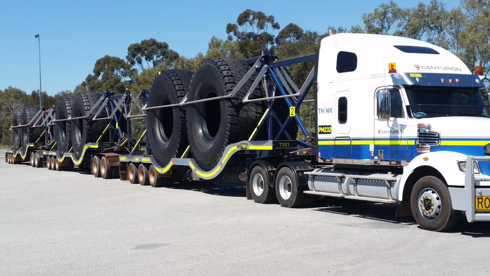 Ten pociąg drogowy przewozi komplet opon do zaledwie dwóch maszyn. Fot. Iveco Australia, CenturionTransport