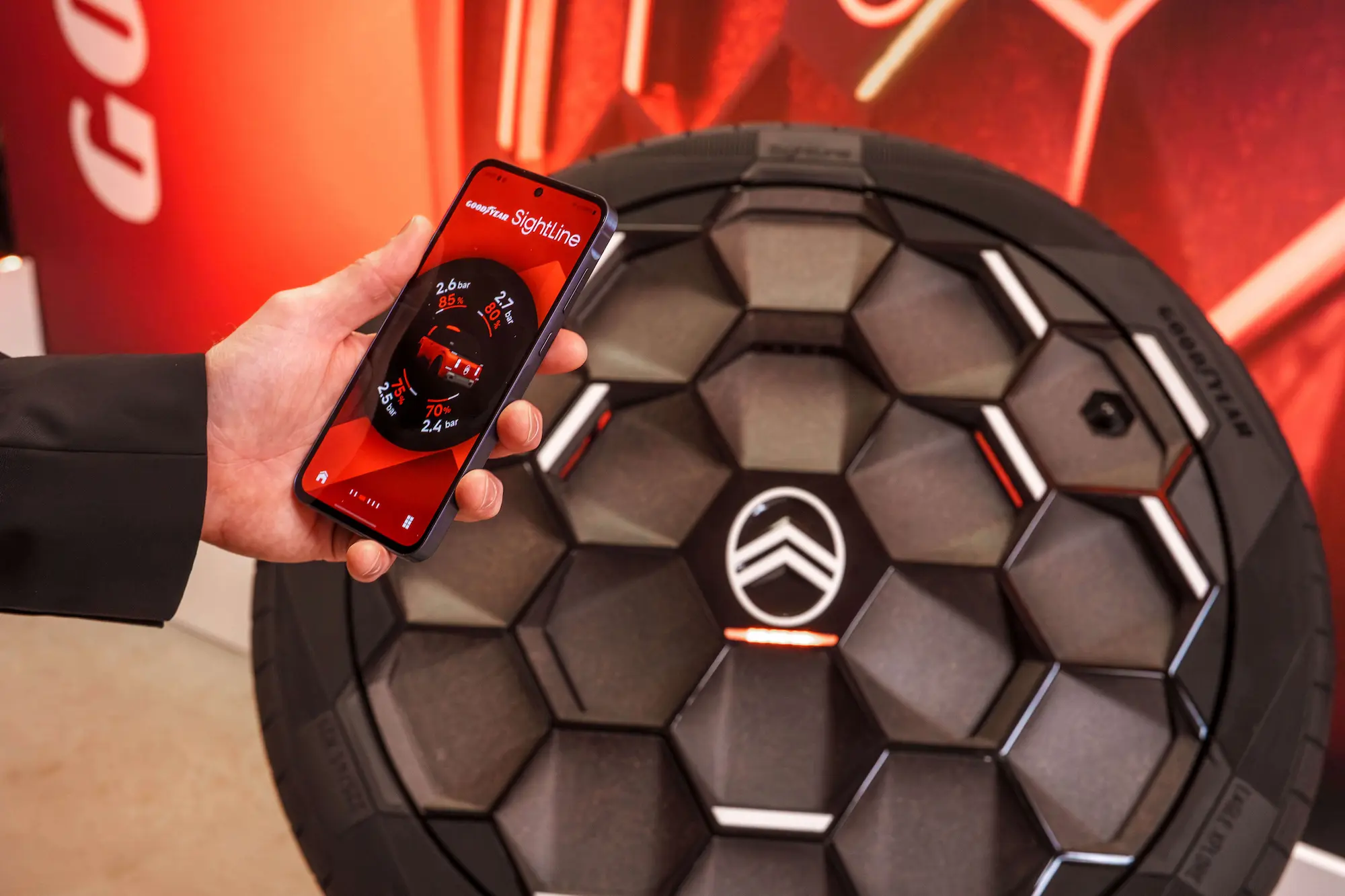 Goodyear opracował Eagle Xplore, oponę koncepcyjną łączącą zaawansowaną technologię z wyrazistym designem