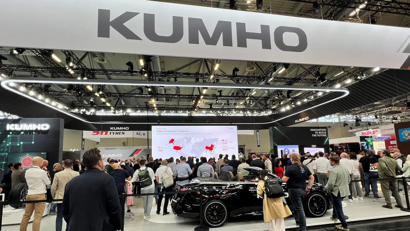Stoisko Kumho Tire podczas targów