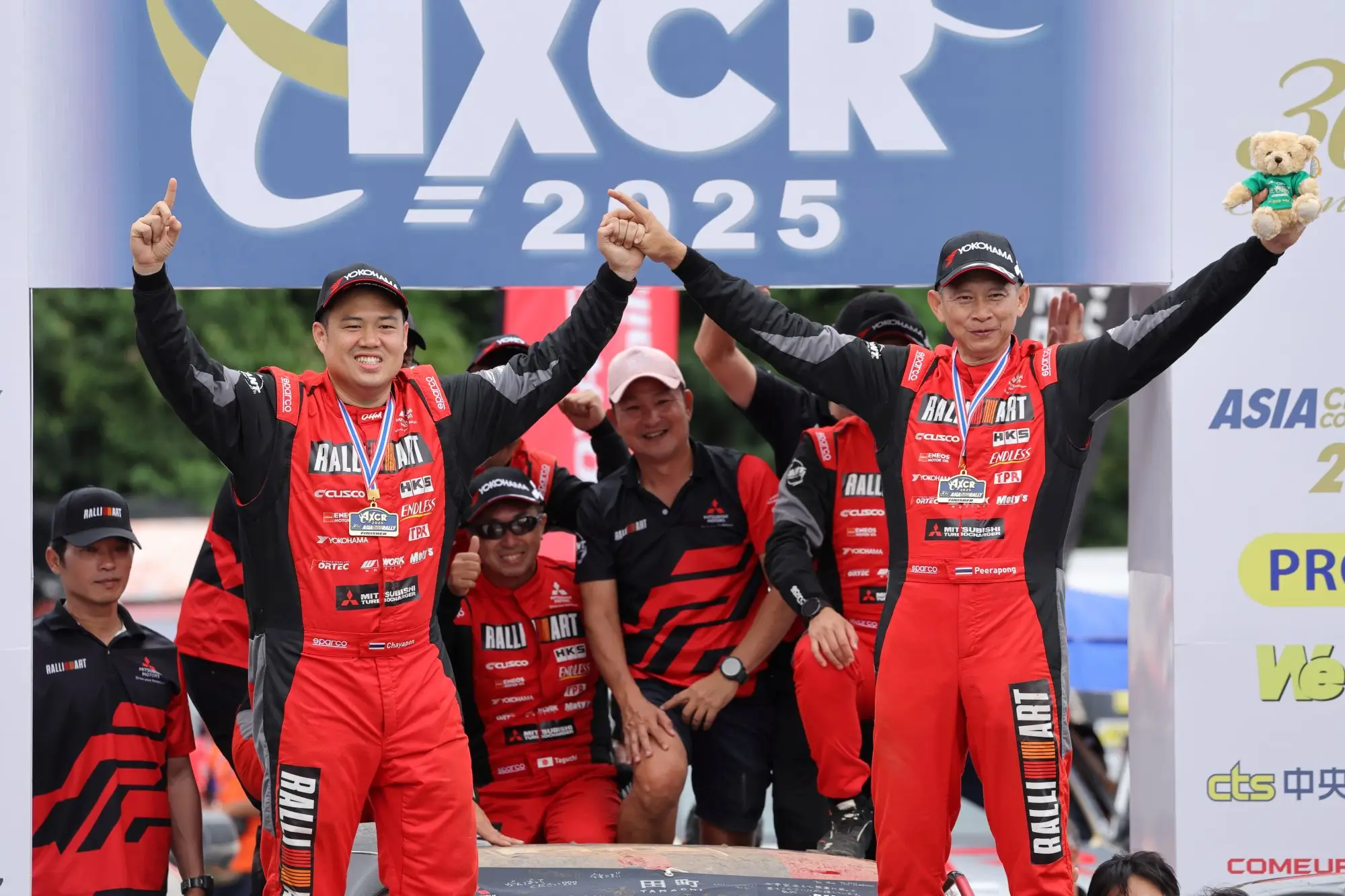 Członkowie zespołu Team Mitsubishi Ralliart świętują zwycięstwo w klasyfikacji generalnej