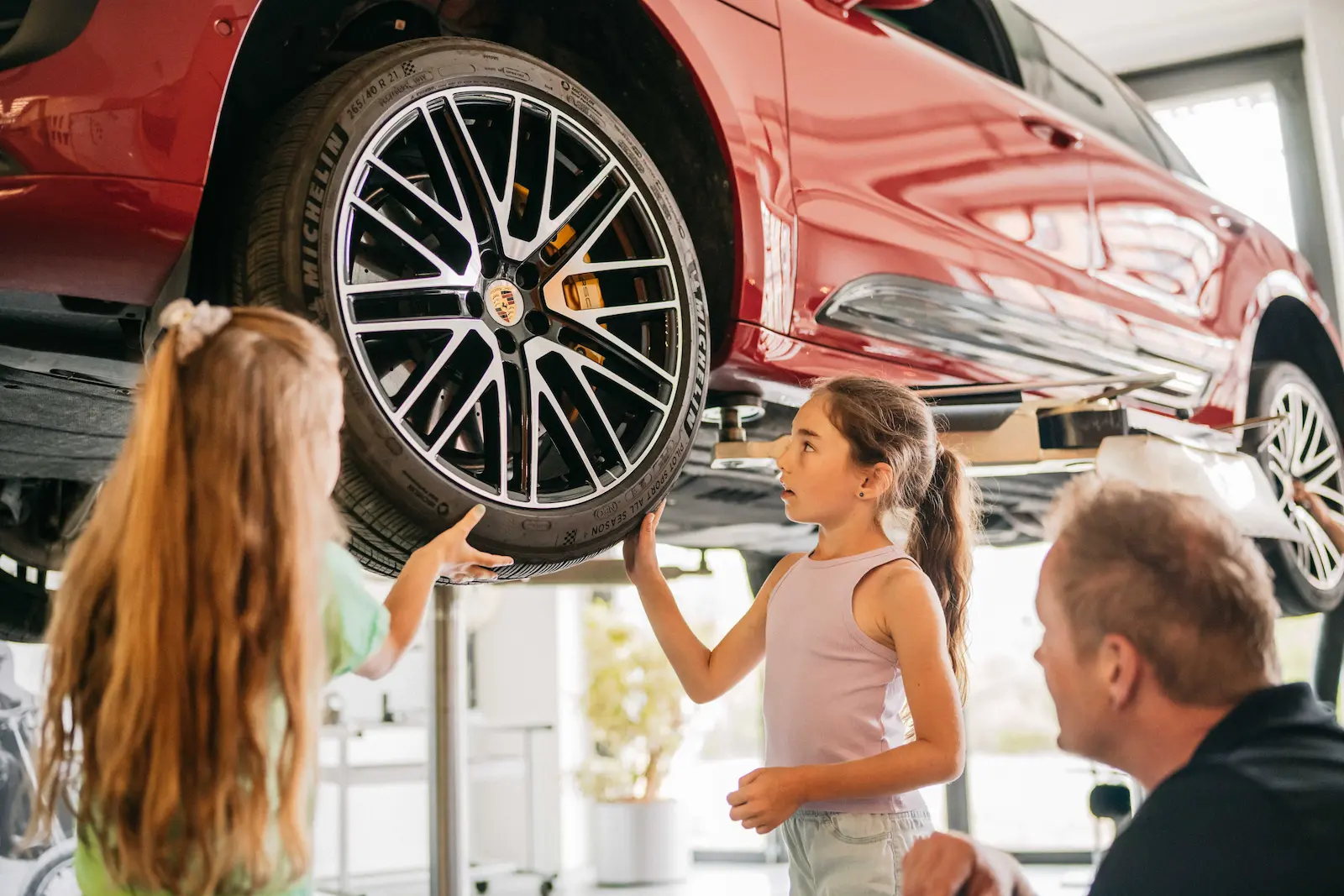 Porsche inwestuje w przyszłe pokolenia pracowników