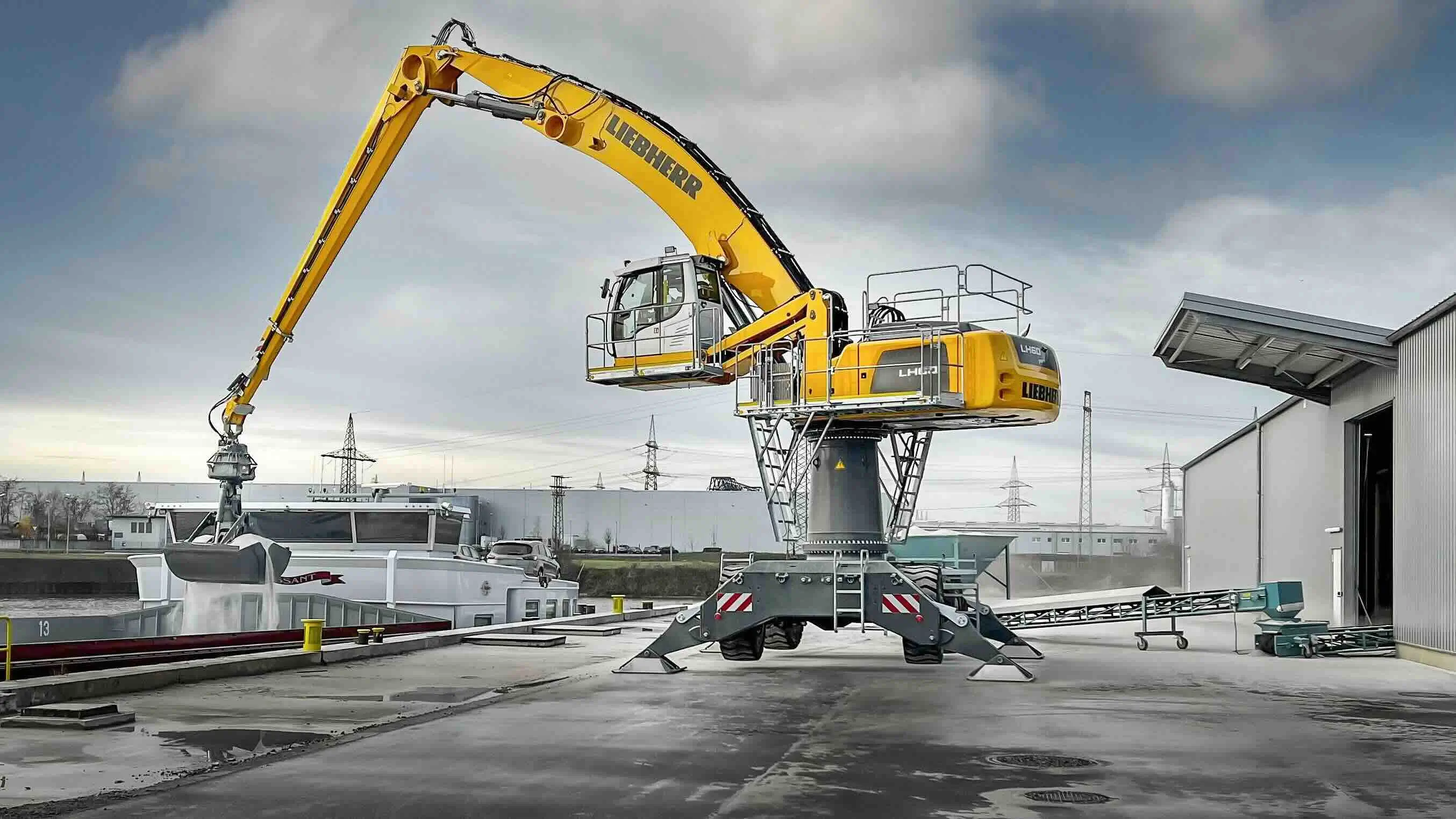 Substancje chemiczne również niszczą opony – często nie da się ich uniknąć. Fot. Liebherr