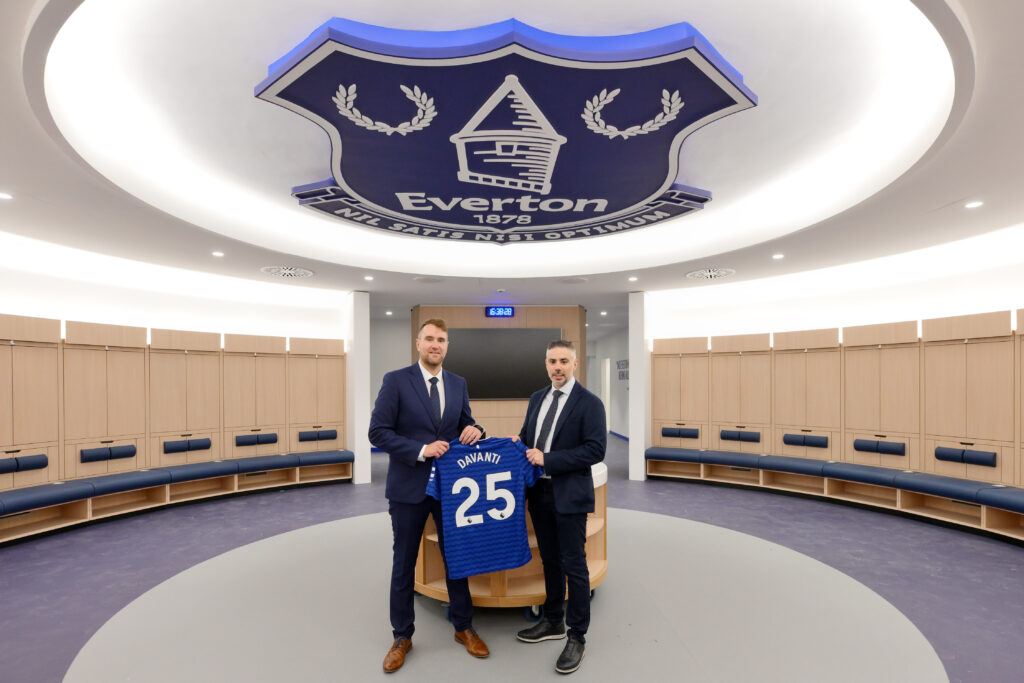 Mark Rollings (z lewej) z Peterem Crossem przed nowym stadionem Evertonu