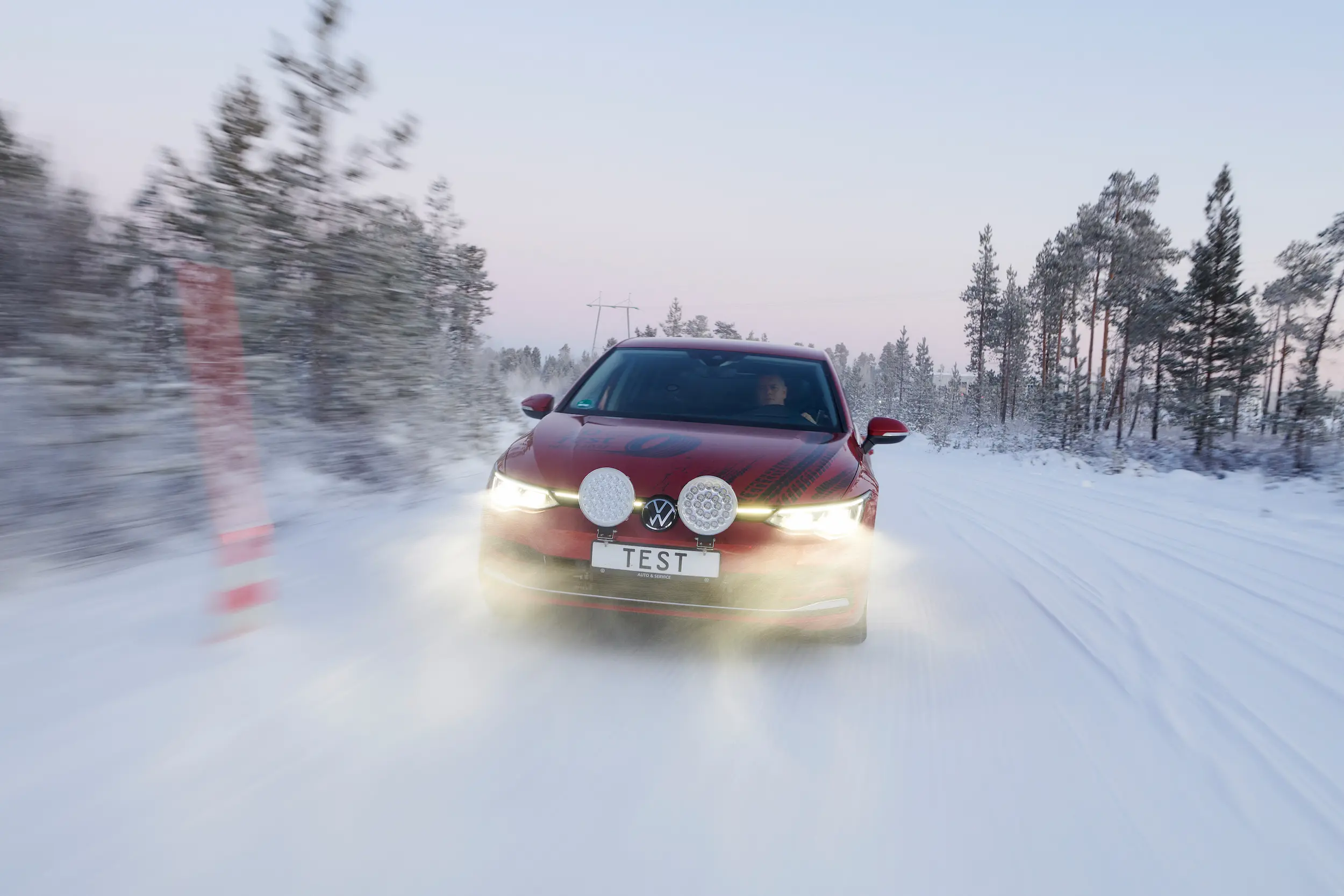 Opona Goodyear UltraGrip Performance 3 (ocena ogólna 2,0) zajęła pierwsze miejsce w teście opon zimowych 2025 ADAC