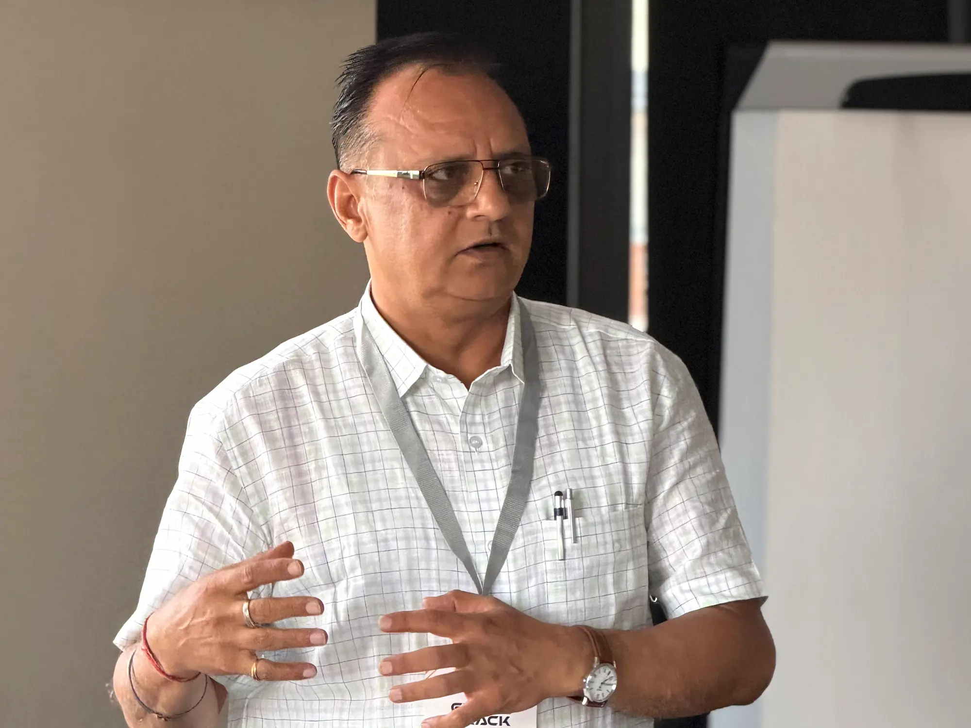 Vipin Kumar Basan, zastępca dyrektora technicznego JK Tyre, podczas prezentacji nowej gamy opon