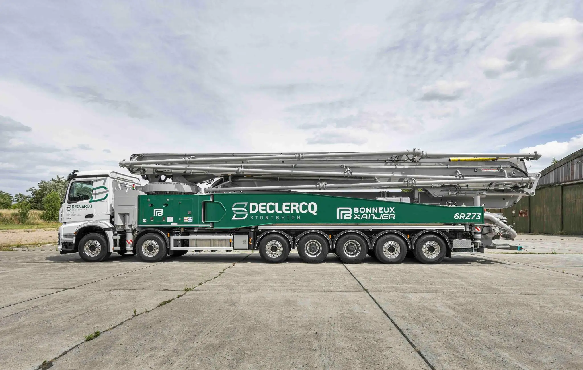 Zwrotność tej pompy do betonu jest duża, ale opony i tak będą często wymieniane. Fot. Daimler Truck&nbsp;