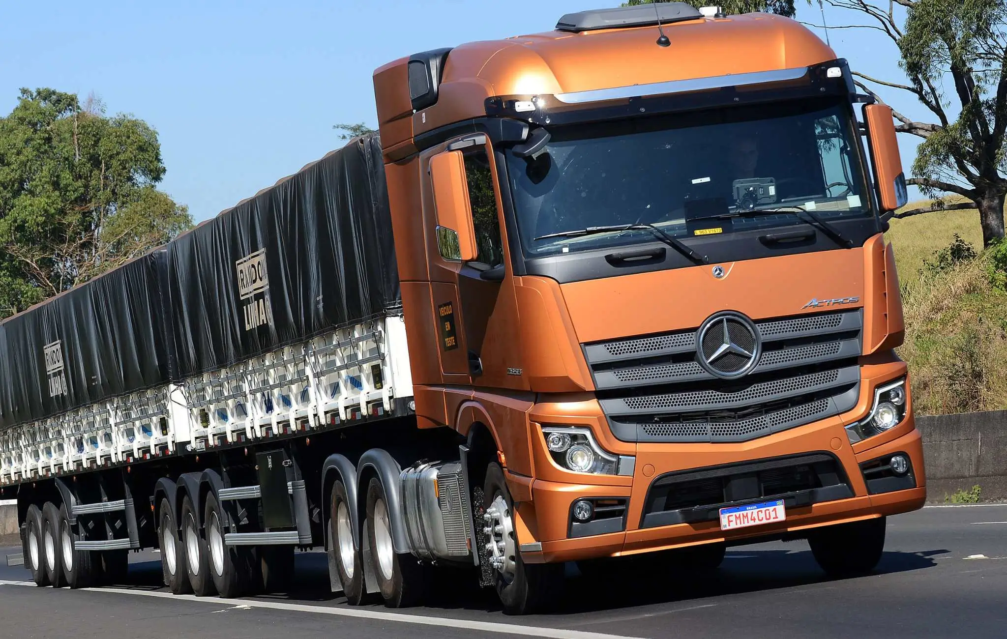 Pociągi drogowe pozwalają obniżyć koszty transportu towarów, ale ceną są większe koszty ogumienia. Fot. Mercedes&nbsp;