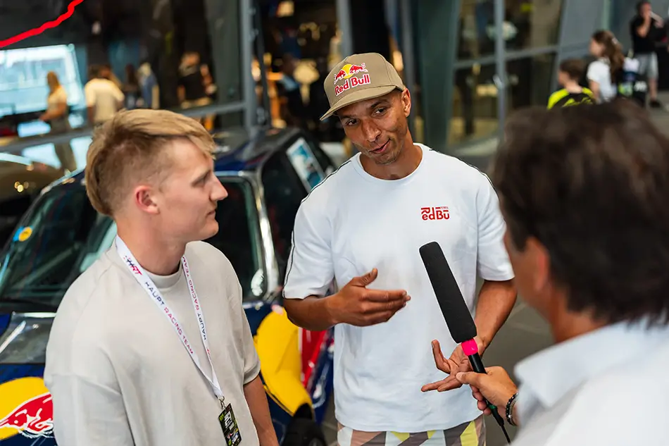 Elias Hountondji, kierowca i inżynier zespołu Red Bull Driftbrothers (po prawej)