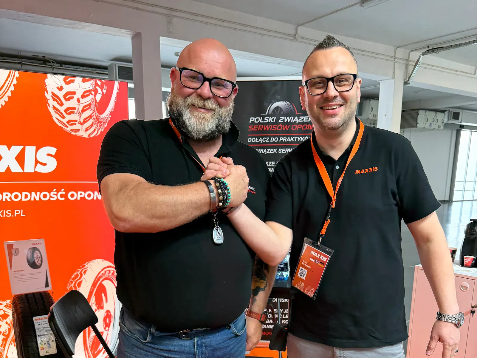 Nowością w ofercie PZSO jest 5-letnia gwarancja na opony MAXXIS. Od lewej: Michał Szejner (PZSO) oraz Adrian Baczynski (MAXXIS Reifen).&nbsp;Fot. Opony.Media