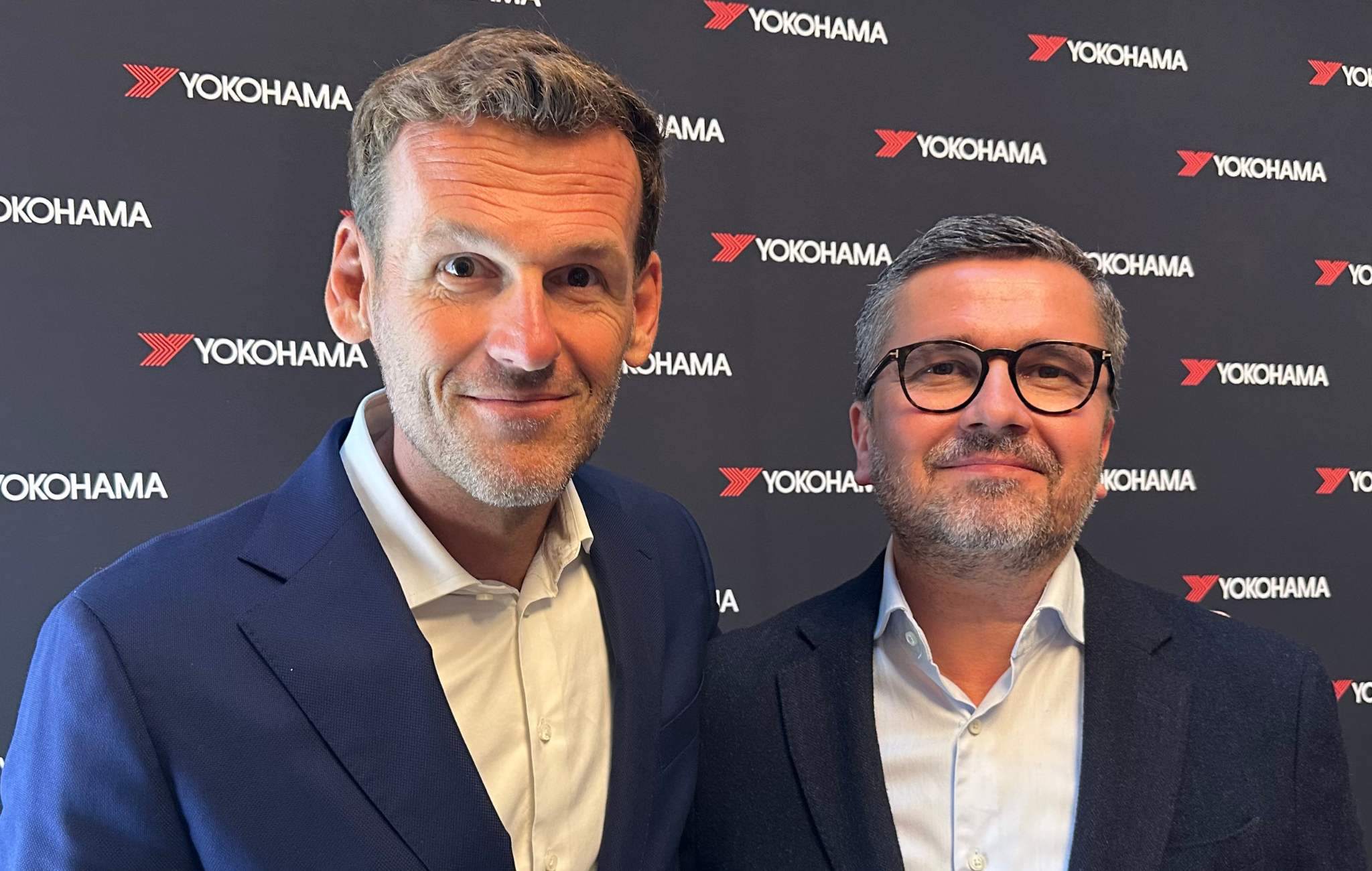 Sportowiec Mateusz Kusznierewicz i Jarosław Krzempek,&nbsp;Dyrektor Generalny Yokohama CEE. Fot. Opony.Media