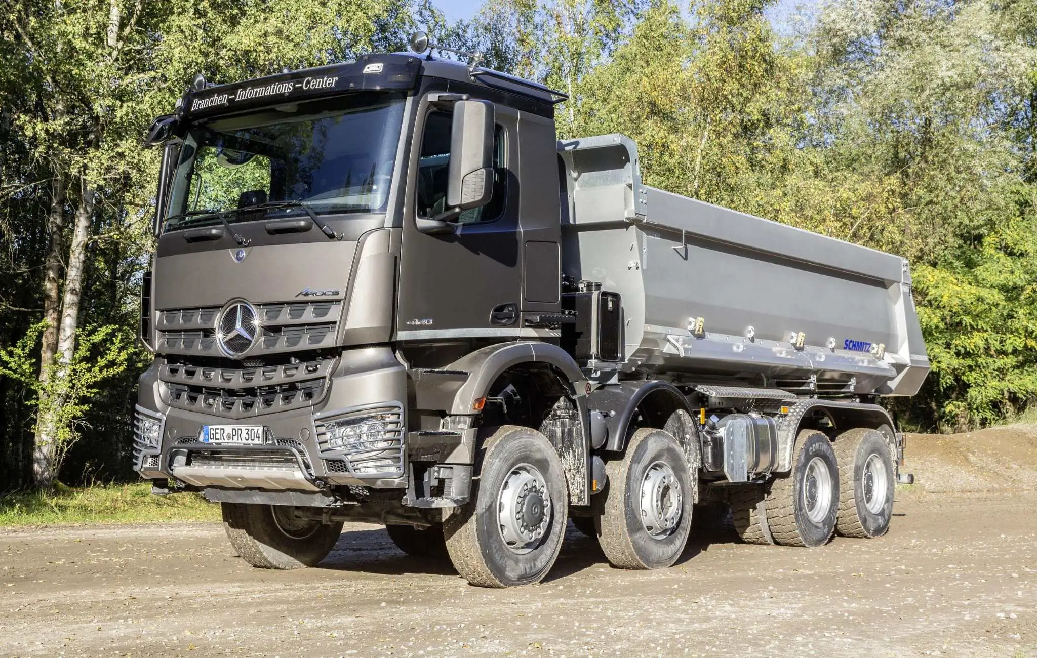 Model w układzie 8x6 ma napędzane 3 osie: pierwszą, trzecią i czwartą. Druga oś może mieć opony szosowe. Fot. Daimler 
