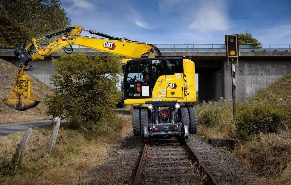 Własny napęd hydrauliczny eliminuje potrzebę stosowania bieżnika szynowego. Fot. Cat 