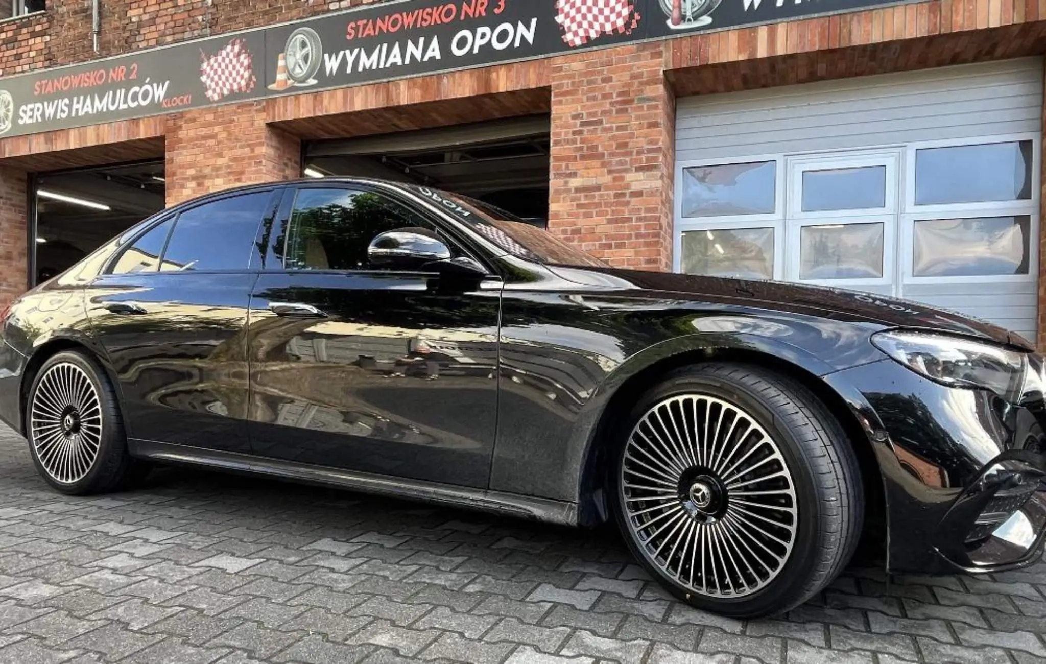 Gotowy do drogi – luksusowy Mercedes na oponach Landspider Sporttraxx UHP