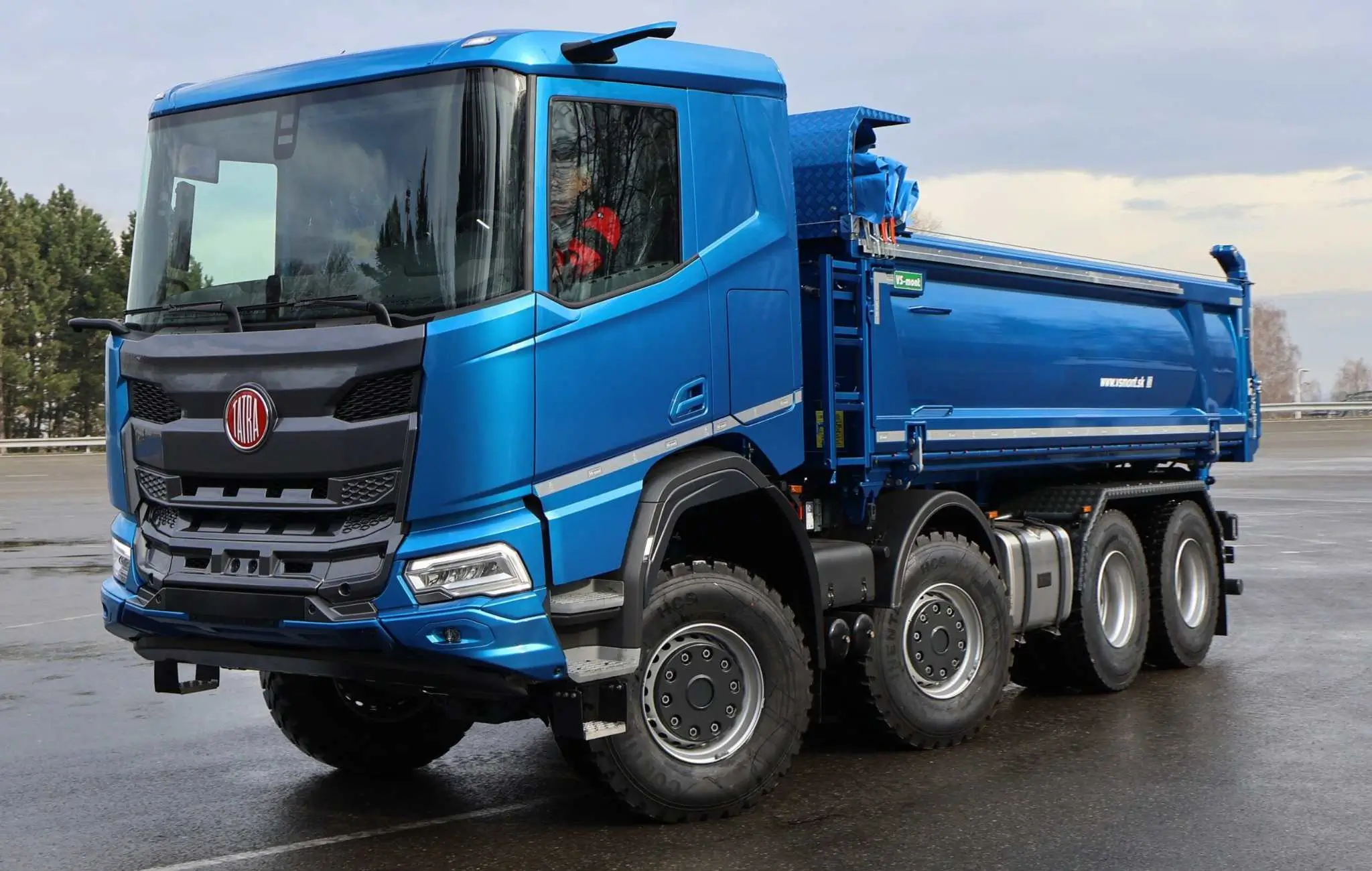 Wywrotka 8x8 ma sens tylko wtedy, gdy każde koło uzbrojone jest w opony z grubym bieżnikiem. Fot. Tatra