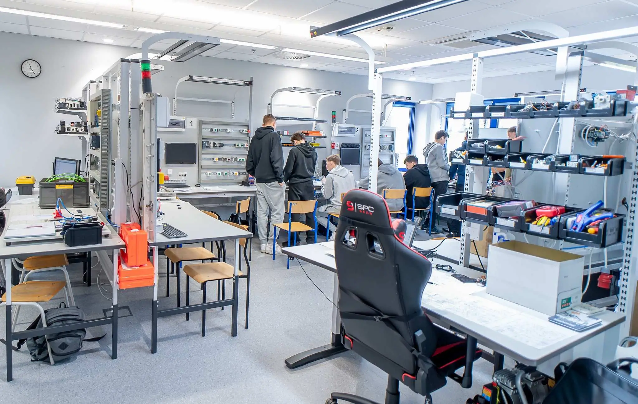 Nauka w czynnym zakładzie produkcji opon to dla uczniów szansa na kontakt z nowoczesnymi technologiami oraz rzeczywistym środowiskiem pracy. Fot. Miasto Olsztyn, Facebook
