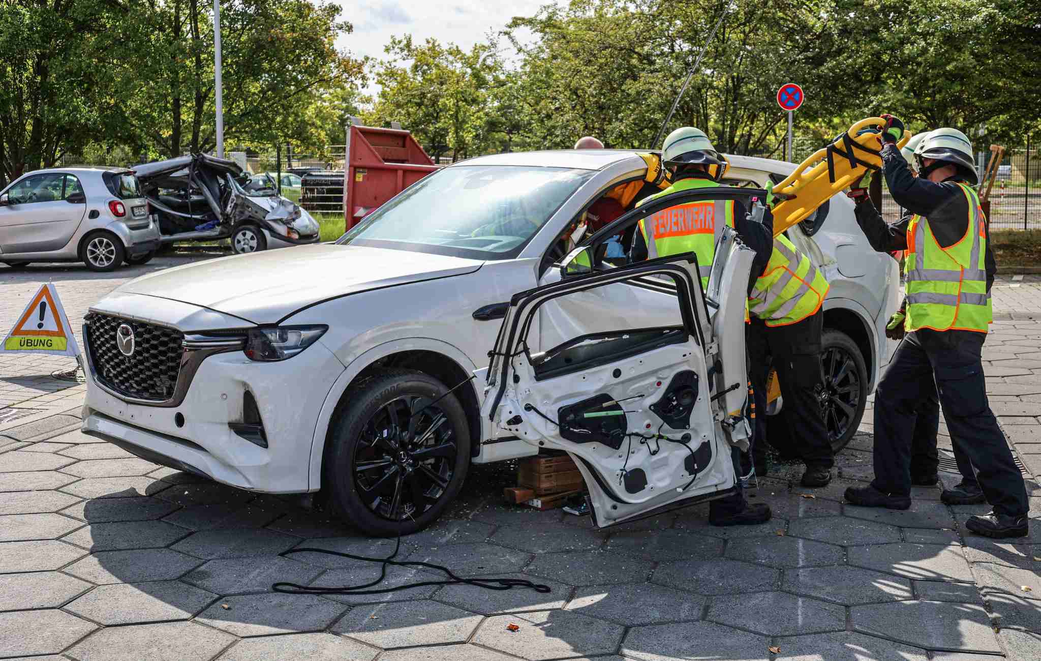 Ryzyko porażenia prądem elektrycznym jest wysokie, dlatego możliwość przećwiczenia takiej sytuacji była bardzo cenna. Fot. Mazda<br>