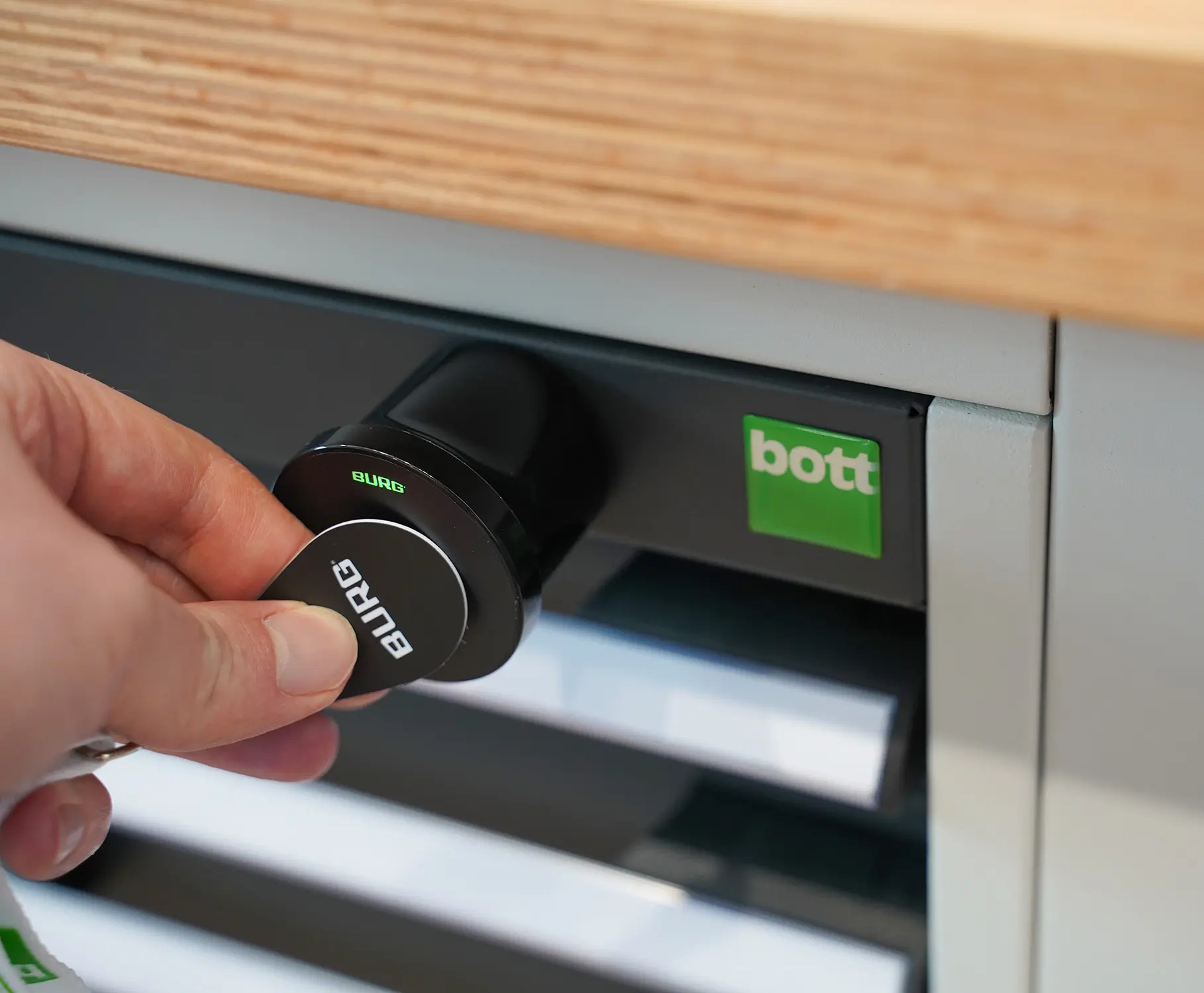 Zamki RFID skracają nieproduktywny czas poświęcany na zamykanie regałów warsztatowych