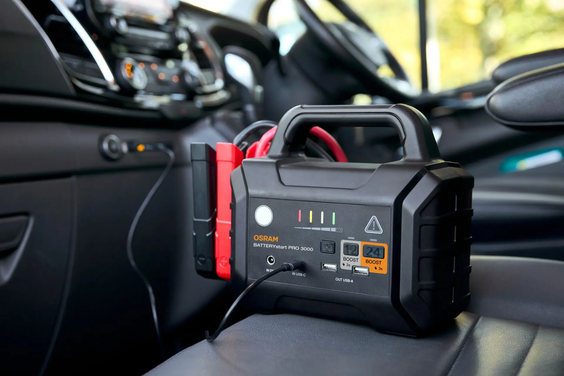 Przenośny booster rozruchowy OSRAM BATTERYstart PRO 3000 w kompaktowej i wytrzymałej obudowie