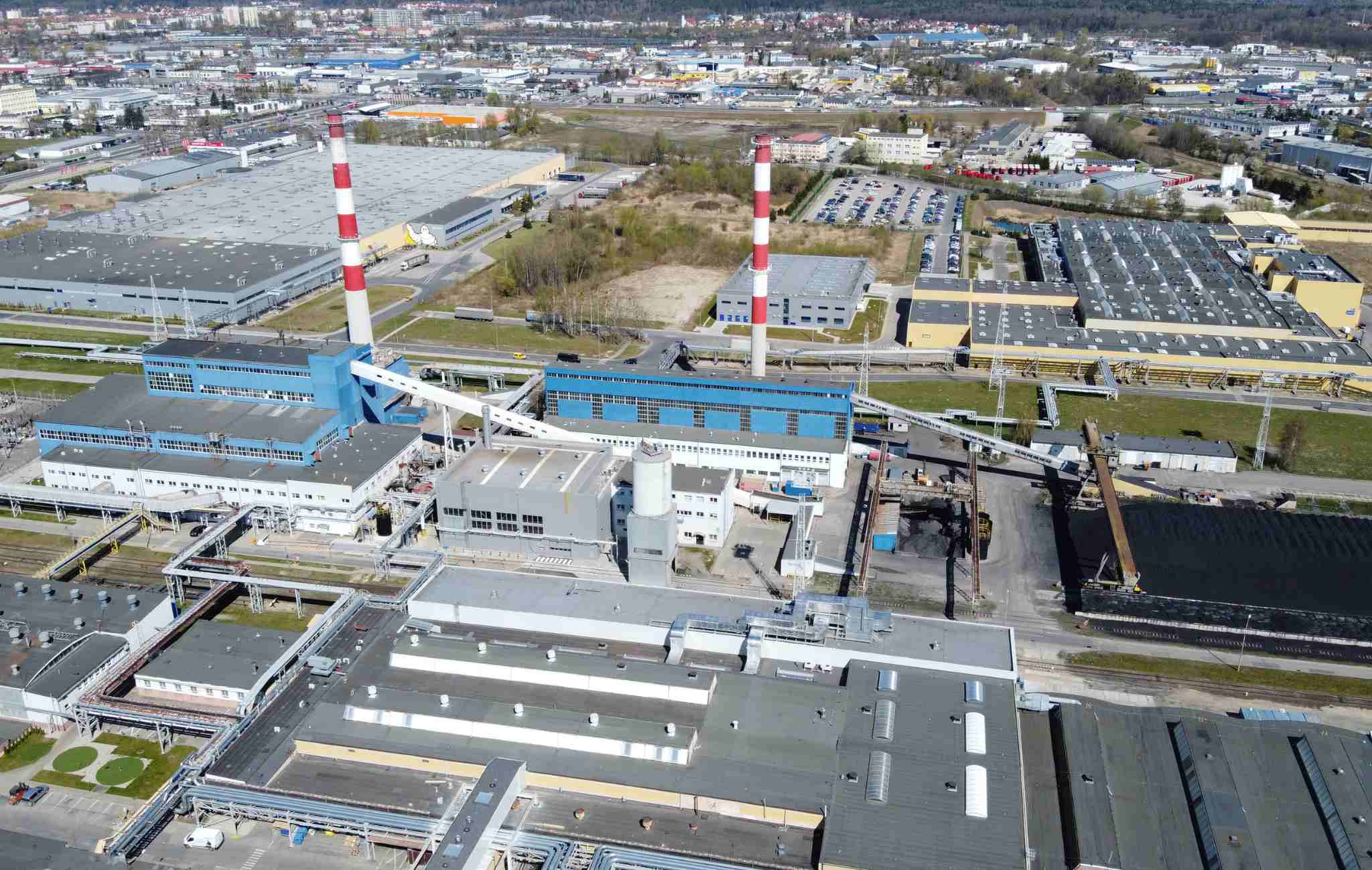&nbsp;W ramach odejścia od węgla wyburzony został budynek z kotłami wodnymi opalanymi węglem oraz jeden z kominów
