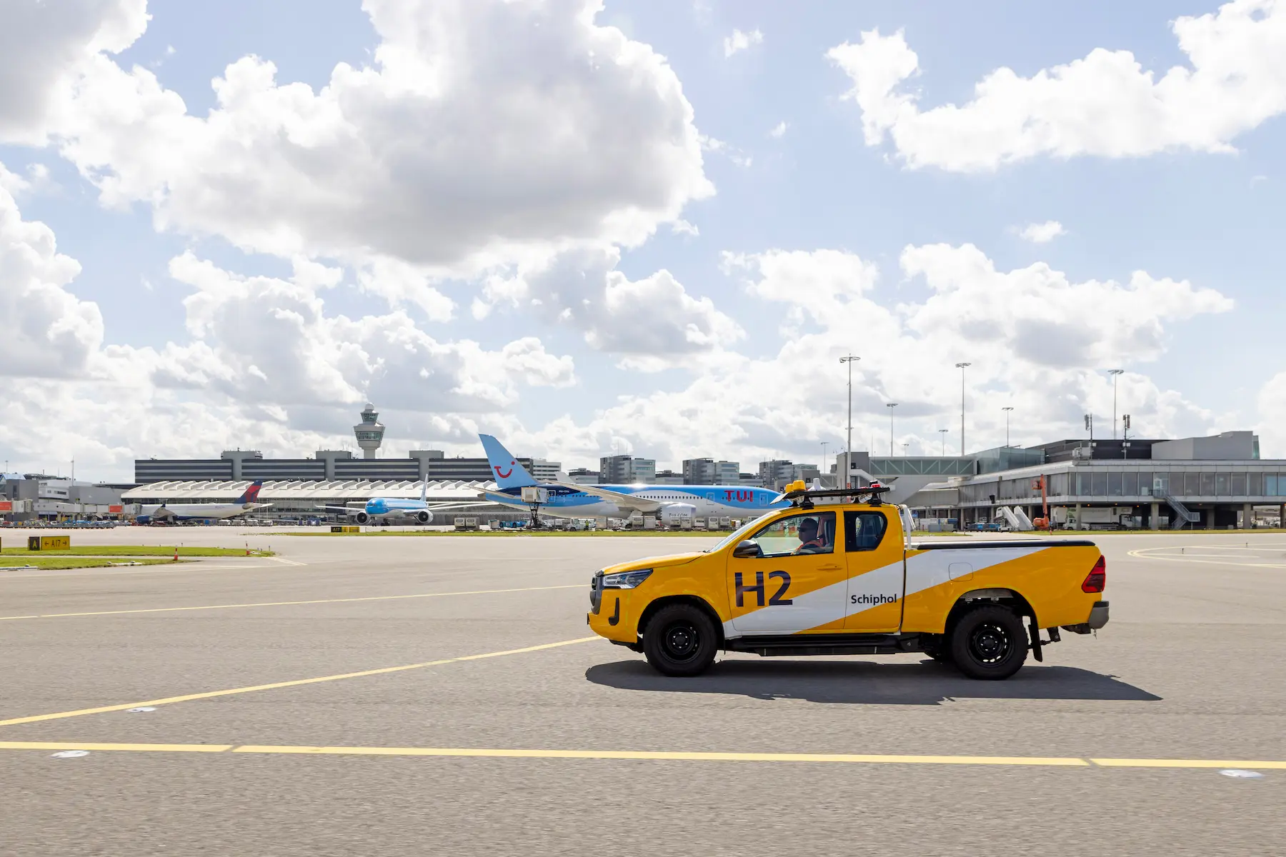 Grupa Schiphol, wraz z partnerami, bada praktyczne zastosowanie pojazdów wodorowych w tym projekcie pilotażowym, w tym łatwość użytkowania, zasięg i integrację z istniejącą infrastrukturą