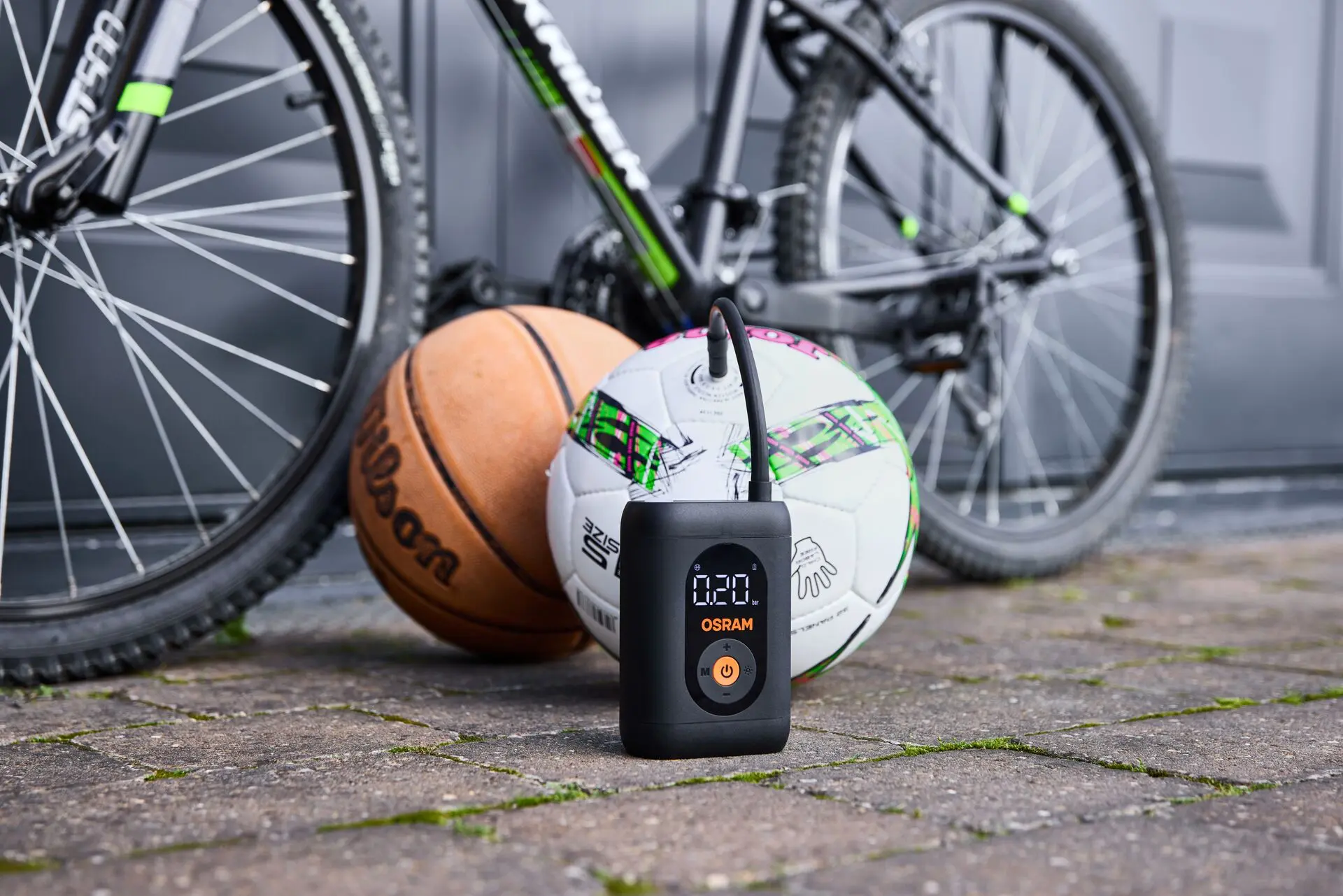 TYREinflate 1600 ESSENTIAL to kompaktowy kompresor akumulatorowy ładowany przez USB-C